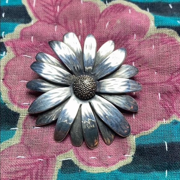 James Avery Daisy Pendant 